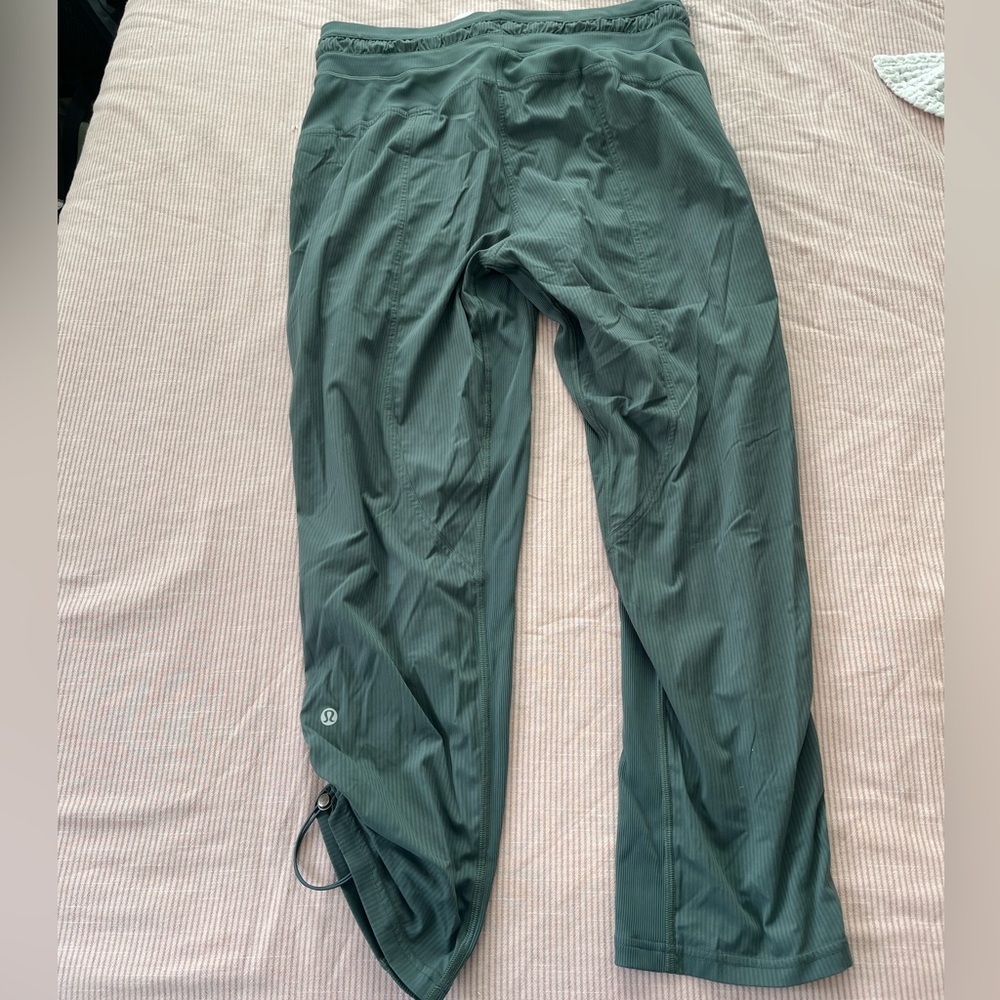 Lululemon dance studio pant mid rise crop green size 8 - Picture 4 of 8